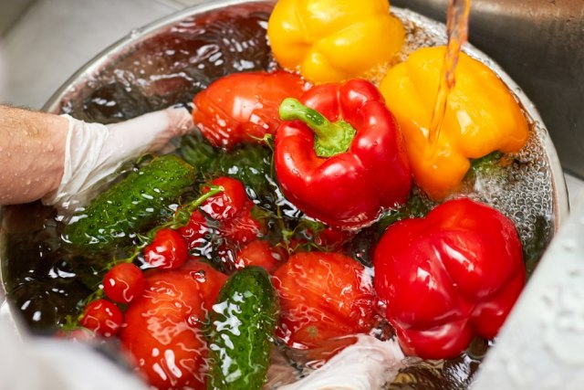 Bez vruće vode i sa ribaćom četkom - kako najpravilnije oprati voće i povrće?